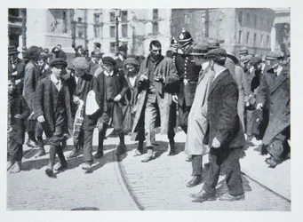 1916年4月、ダブリンのシンフェインの反乱の図解付きの記録からの反乱中の混雑した通り